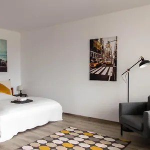 Bright - - Balcony - Tradefair Apartment